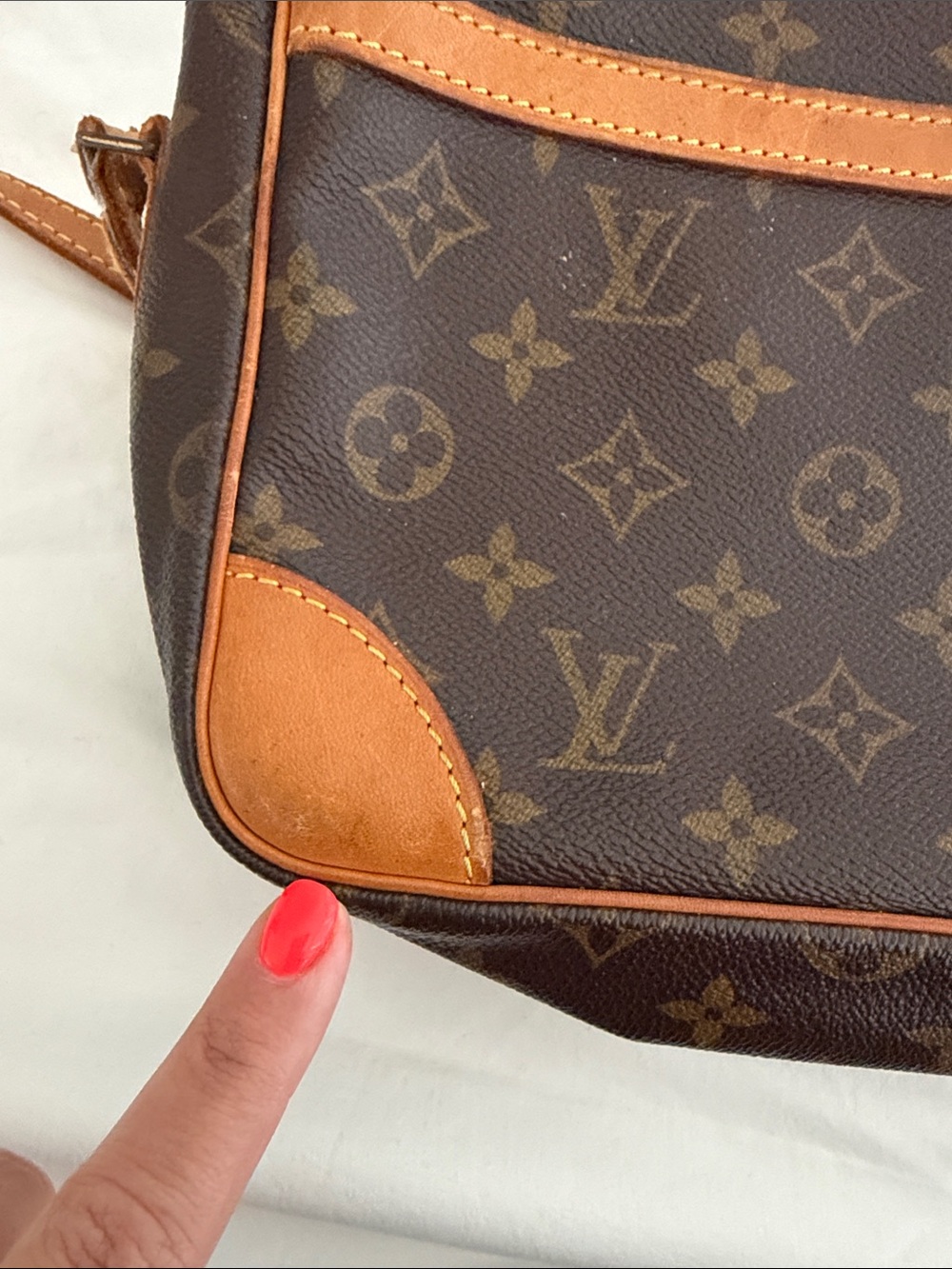 Louis Vuitton Monogram Canvas Messenger Bag with Tan Leather Trim - Picture 7 of 8